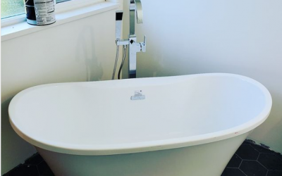 Freestanding tub and tub filler