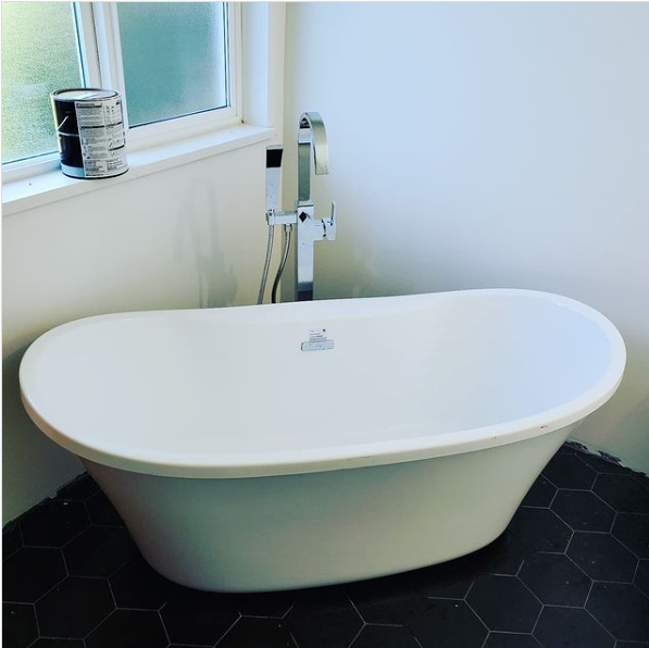 Freestanding tub and tub filler
